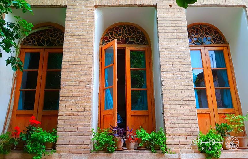 اتاق‌ پنج دری خانه تاریخی منطقی نژاد شیراز